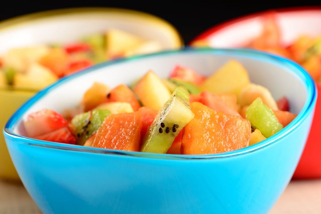 Tazones de colores con distintas frutas para diabéticos