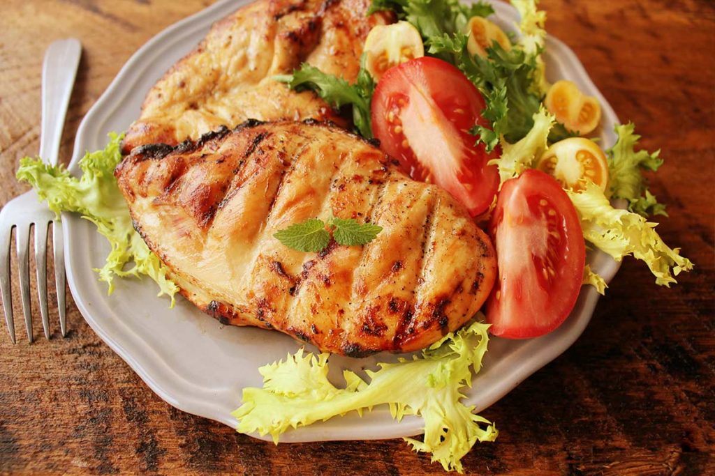 platillo saludable ensalada con pollo