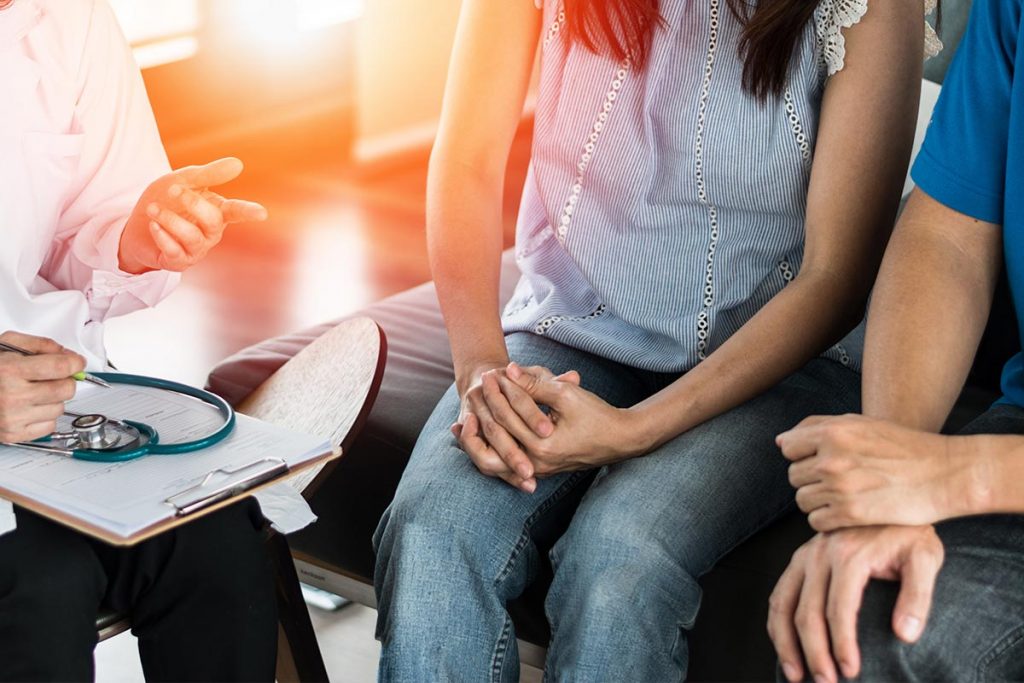 pareja hablando con medico por vph
