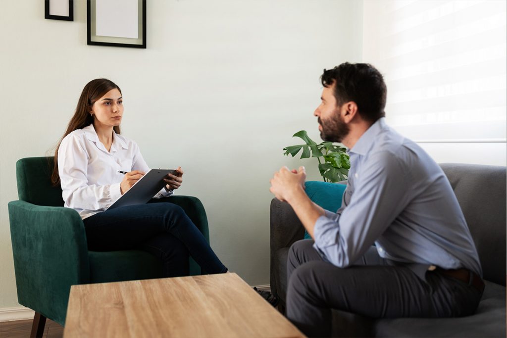 hombre con diabetes en terapia